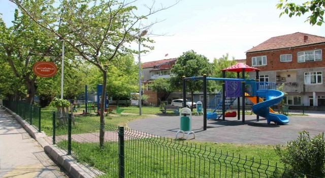 Derincede parklara bakım yapılıyor