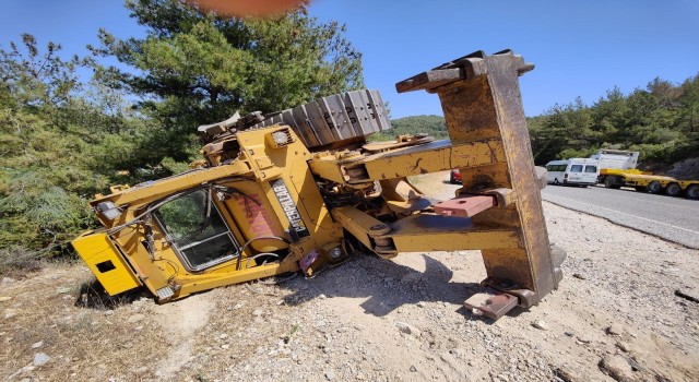 Dev dozer tırın üstünden yola savrulup, devrildi