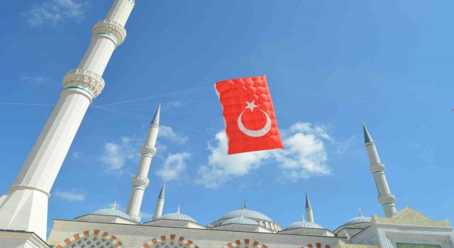 Dev Türk bayrağı uçurtması Çamlıca Camiinde havalandı