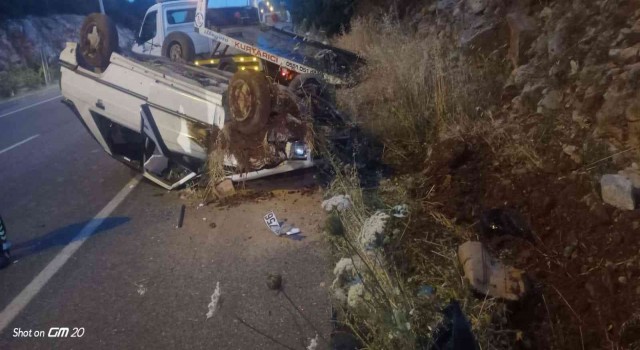 Devrilen araçtaki 1i bebek 5 kişi yaralandı