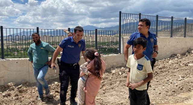 Dik yamaçta mahsur kalan çocukları polisler kurtardı