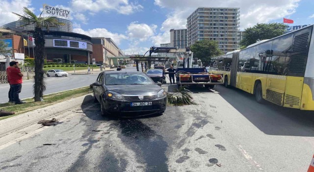 Direksiyon hakimiyetini kaybeden 2 sürücü ağaçları devirerek karşı şeride uçtu