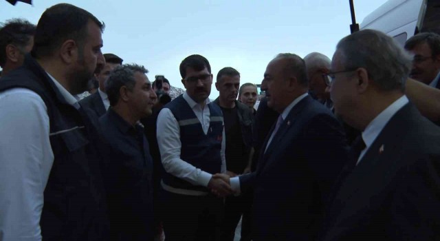 Dışişleri Bakanı Çavuşoğlu, Diyarbakırda yanan fabrika alanına geçerek yetkililerden bilgi aldı