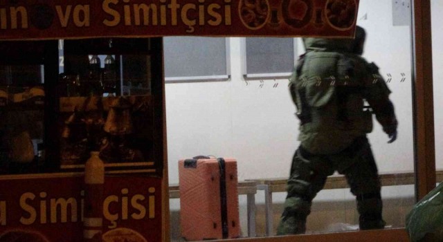 Diyarbakırda fünye ile patlatılan şüpheli valizin içinden elbise çıktı