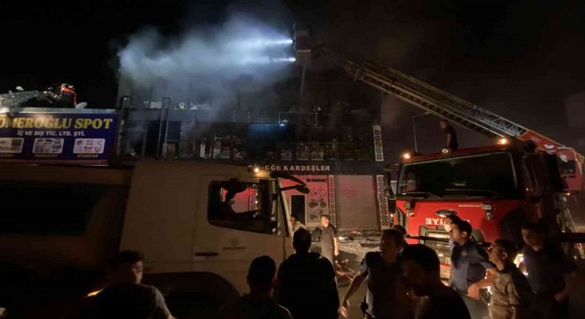 Diyarbakırda gıda toptancılar sitesinde yangın çıktı. Yaklaşık iki saattir kontrol altına alınmaya çalışılan yangında söndürme çalışmaları devam ediyor.