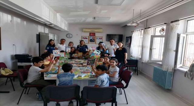 Diyarbakırda kadın polislerden minik öğrencilere destek