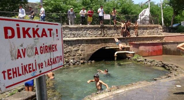 Diyarbakırda karne alan çocuklar soluğu süs havuzunda aldı