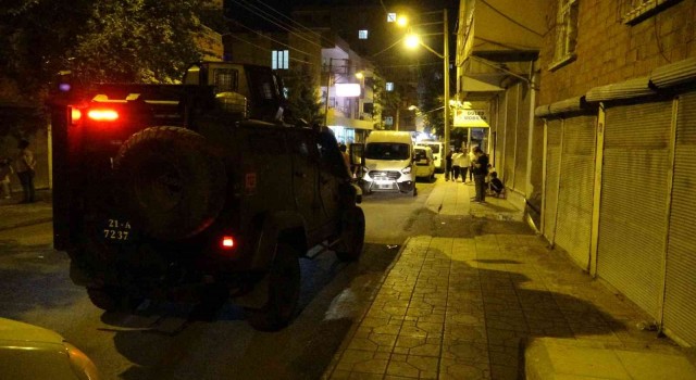 Diyarbakırda sokak ortasında silahlı saldırı: 2 yaralı