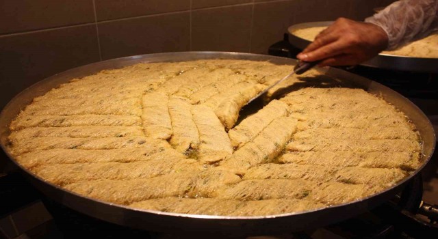 Diyarbakırda tatlıcılar siparişleri yetiştirmek için üç vardiyaya geçti