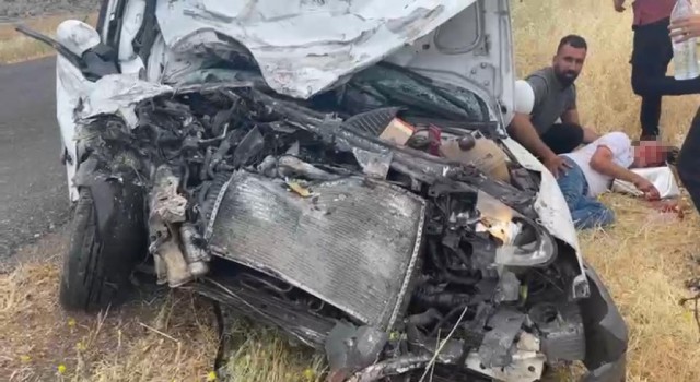 Diyarbakırda tır ile otomobil çarpıştı: 1 yaralı