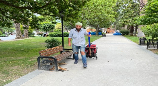 Doğa için Yoldaş isimli köpeğiyle ülkeyi geziyor