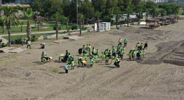 Doğa müfettişleri Dünya Çevre Gününde, sahil ve parkı temizledi