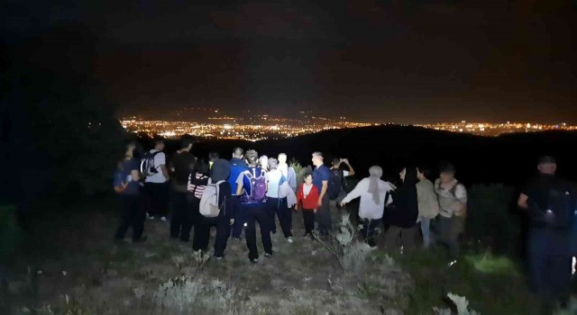 Doğa tutkunları 8 kilometrelik gece yürüyüşü yaptı