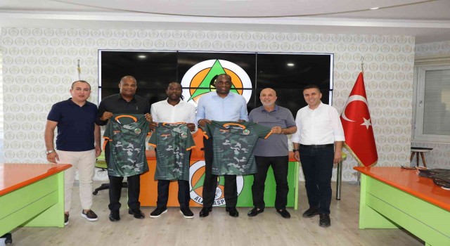 Dominika Başbakanı Skerrite Alanyaspor forması