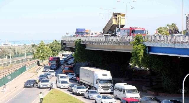 Dorsesi açılan tır levha direklerini devirdi: 1 yaralı