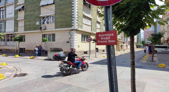 Dört yol ağzına asılan Kornaya değil frene bas yazısı dikkat çekti