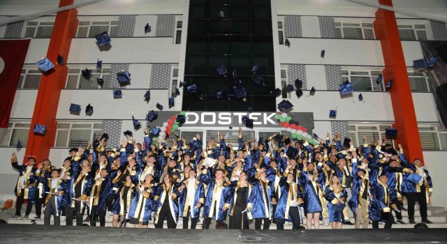 DOSTEK Kolejinde 119 öğrenci mezuniyet heyecanı yaşadı
