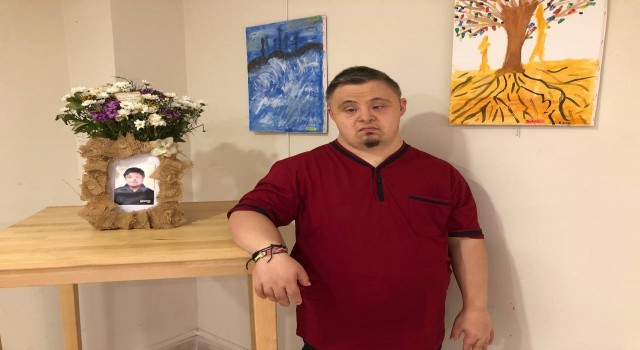Down sendromlu Kaanın resimleri Kartalda sergilendi