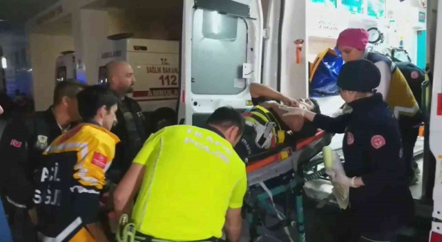 Dur ihtarına uymayan alkollü sürücü, trafik polisine çarpıp kaçtı