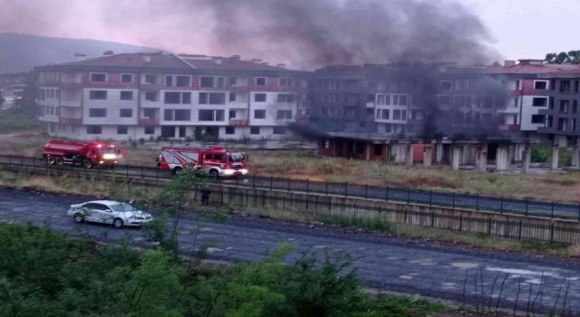 Düzcede inşaat halindeki binaya yıldırım düştü