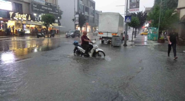 Düzcede yağmur sokakları göle çevirdi