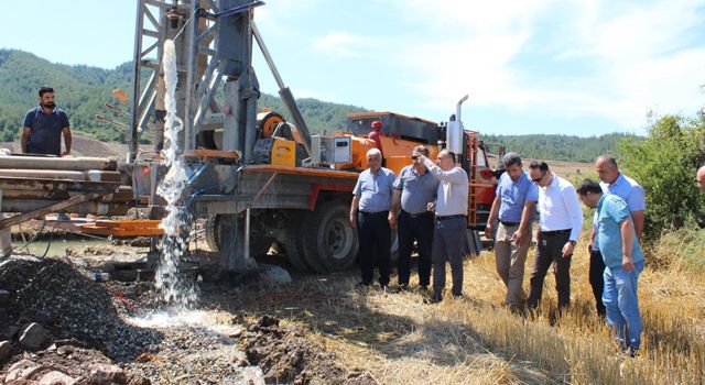Düziçi Kaymakamı Turgay İlhan, sondaj kuyusunda incelemede bulundu