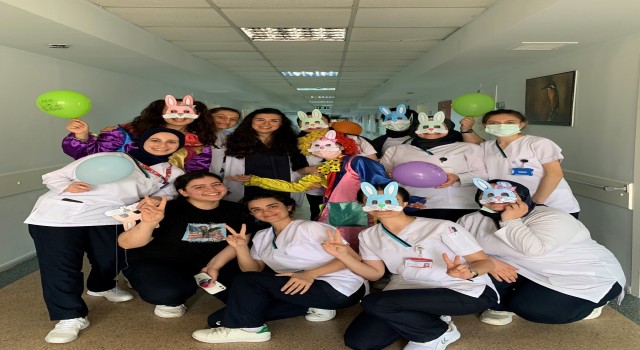 Ebelik bölümü öğrencilerinden hastanede yatan çocuklarla moral