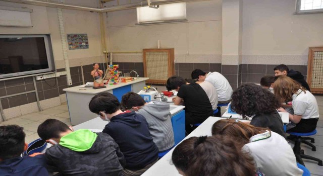 Edebali Ortaokulu başarısıyla adından söz ettiriyor