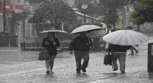 Edirnede beklenen kuvvetli yağış etkili oluyor