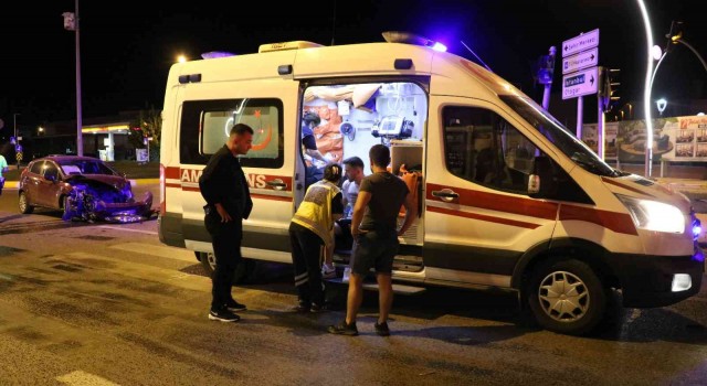 Edirnede çarpışan otomobillerin sürücüleri yaralandı