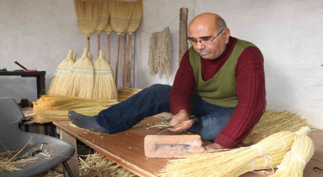 Edirnede el süpürgeciliği son demlerini yaşıyor