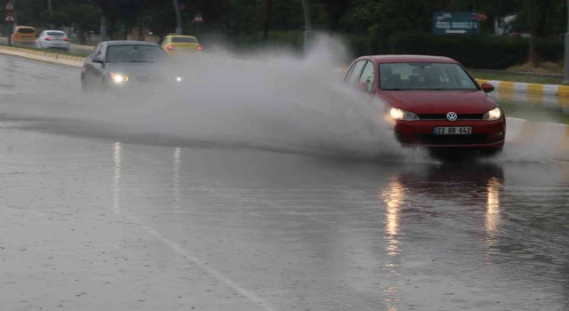 Edirnede şiddetli yağış sonrası yollar göle döndü