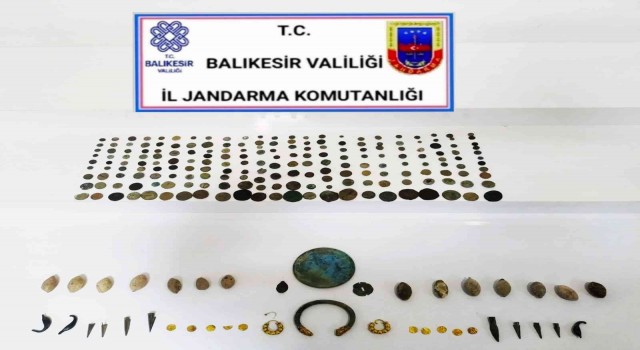 Edremitte tarihi eser kaçakçılığı yapan iki kişi gözaltına alındı
