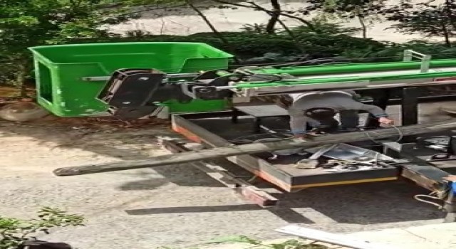 Eğilen elektrik direğini evine bağlamıştı, yıkılmak üzere olan direk kaldırıldı