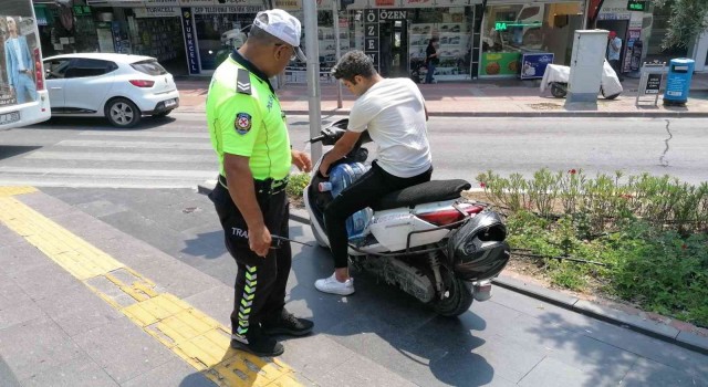 Ehliyetsiz ve kasksız olarak polise yakalandı, 9 aydır aynı işte ehliyetsiz çalışıyorum cezalar arka arkaya geldi dedi