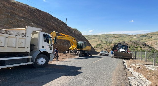 Elazığda yol bakım ve onarım çalışmaları sürüyor