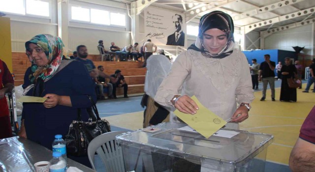 Elazığda bir mahalle sandık başında gitti