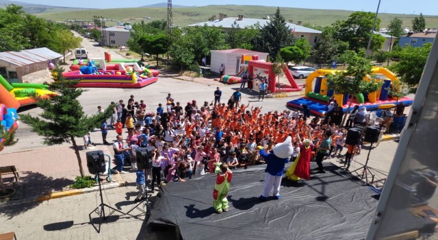 Elazığda çocuklar düzenlenen şenlikte doyasıya eğlendi
