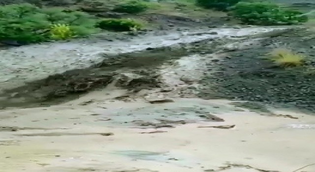 Elazığda dere taştı, köy yolu çöktü