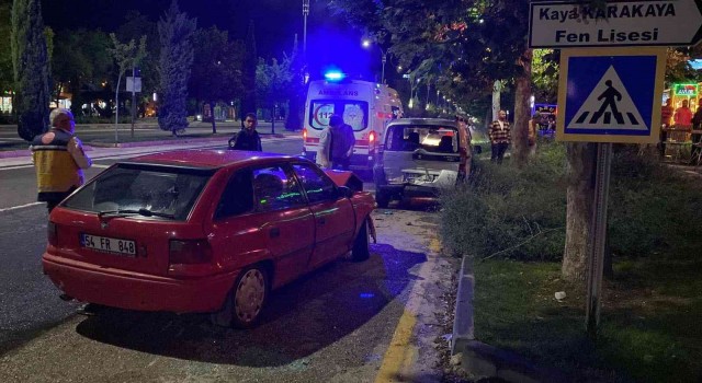 Elazığda otomobil park halindeki ticari araca çarptı: 1 yaralı