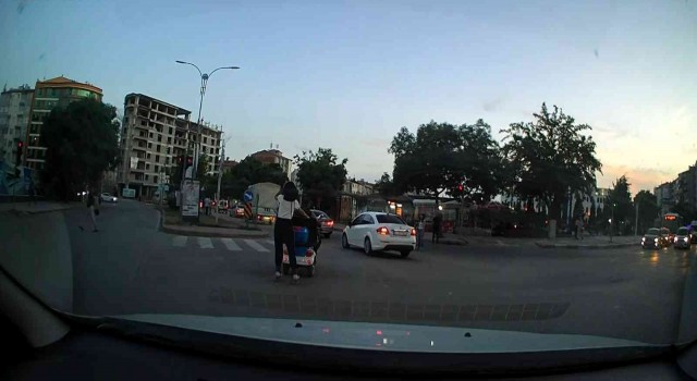 Elazığda patenli kızın tehlikeli yolculuğu