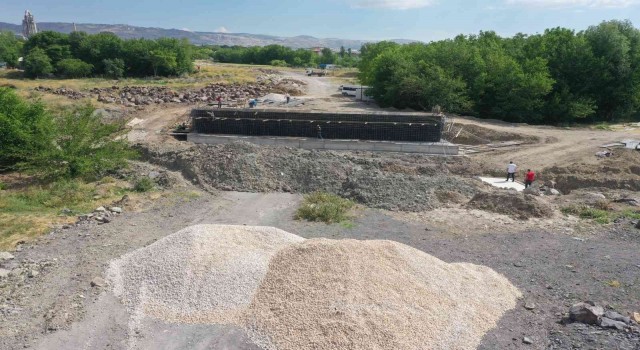 Elazığda Şorşor Deresi üzerine yeni köprü inşa ediyor