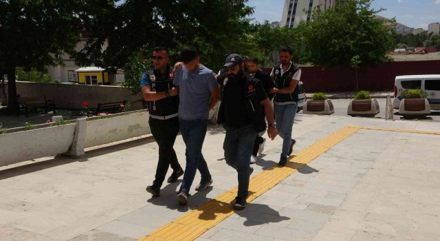 Elazığda uyuşturucu satan 2 şüpheli tutuklandı