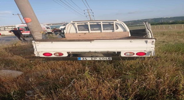 Elektrik direğine çarpan kamyonetin sürücüsü yaralandı