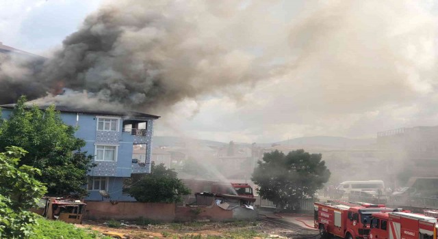 Elektrik tesisatından çıkan yangın binayı sardı, ev sahibi yaralandı