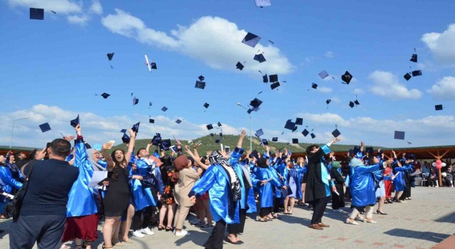Emet MYOda mezuniyet coşkusu