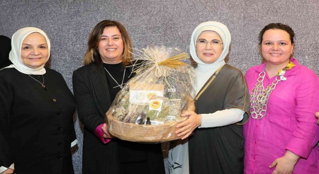 Emine Erdoğana Denizli kekiği takdim edildi