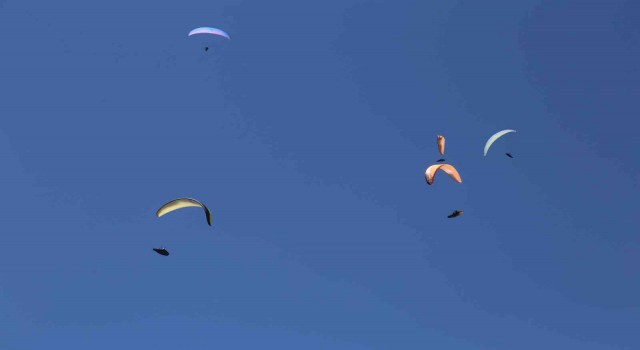 En hızlı paraşüt pilotları, Çameli semalarında milli forma için yarışıyor