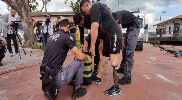 Engelli vatandaşlar, polis dalgıçlarla Haliçe daldı, çöp topladı
