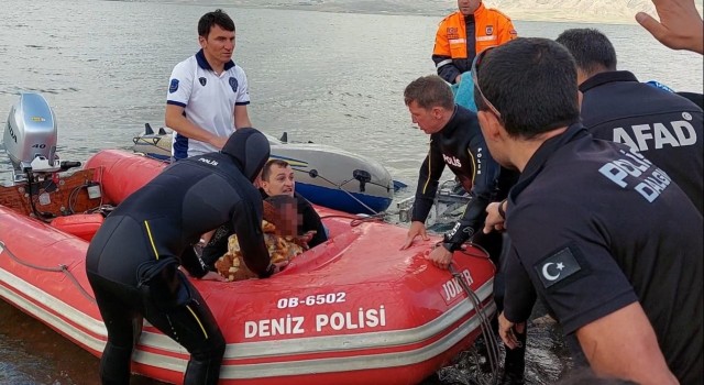 Erçek Gölünde şişme botla mahsur kalan kişi kurtarıldı